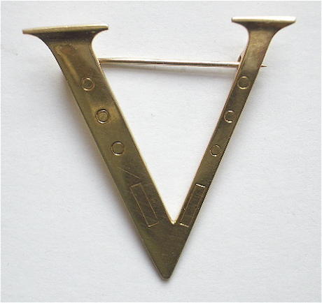 WW2 V for Victory gold badge by Caldwell Philadelphia