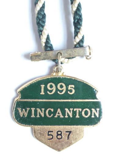 1995 Wincanton horse racing club badge