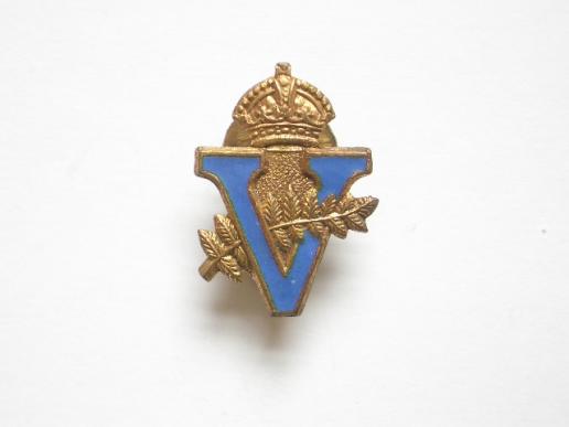 WW2 Churchills V for Victory crowned maple leaf home front badge
