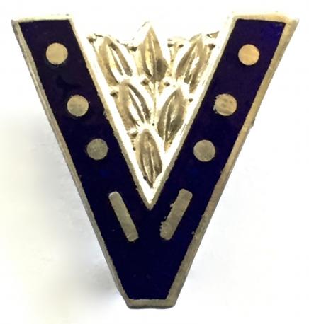 WW2 Churchills V For Victory patriotic silver & enamel home front badge