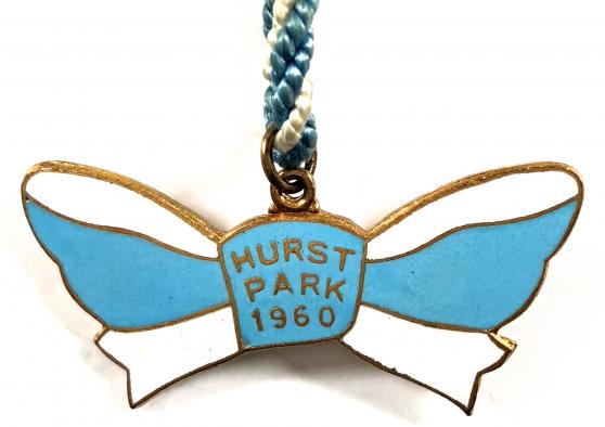 1960 Hurst Park horse racing badge