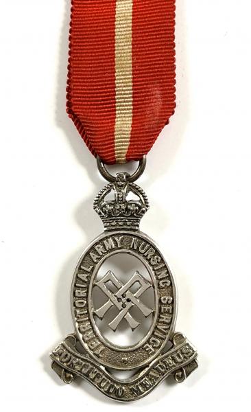 Territorial Army Nursing Service 1929 silver TANS tippet badge medal