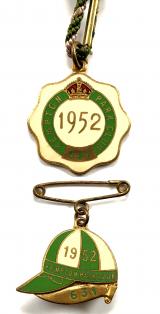 1952 Kempton Park Racecourse horse racing pair of badges