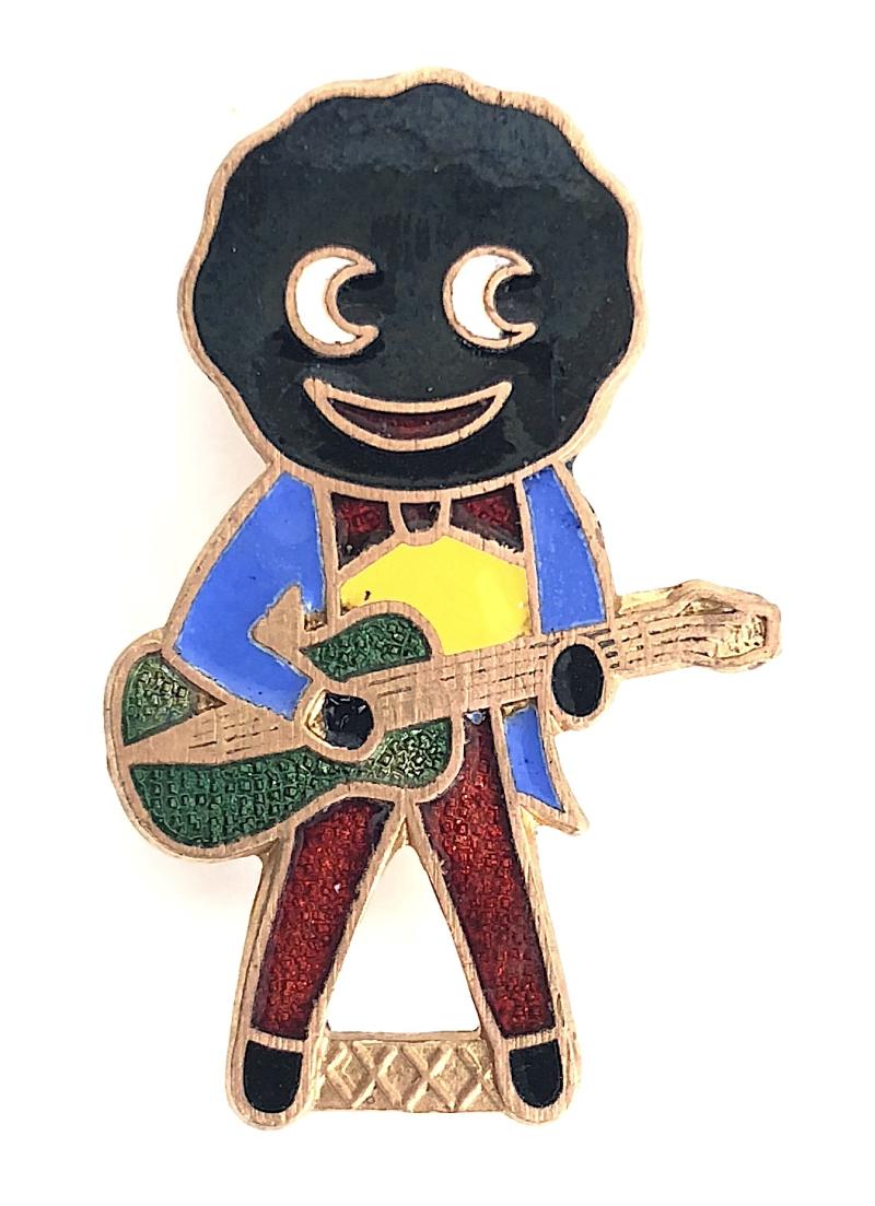 Robertsons 1970s Golly Guitarist promotional badge No Maker