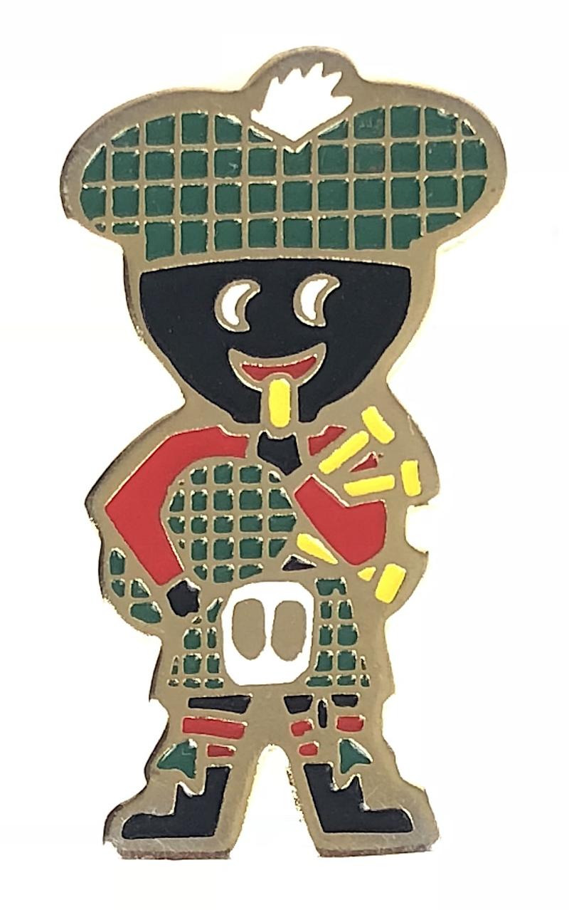 Robertsons 1990 Golly McGolly bagpiper badge rare white sporran