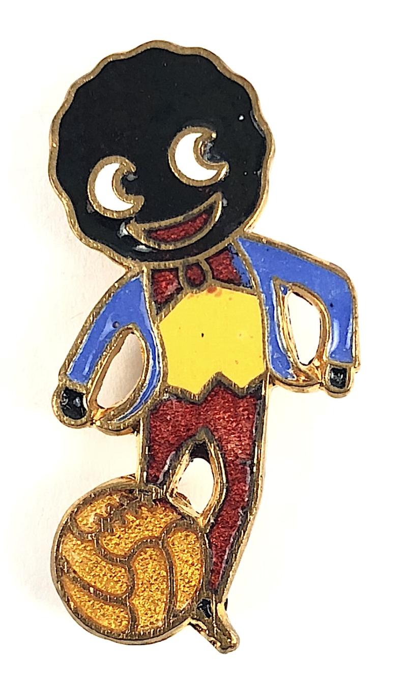 Robertsons 1970s Golly footballer advertising badge R.E.V. Gomm